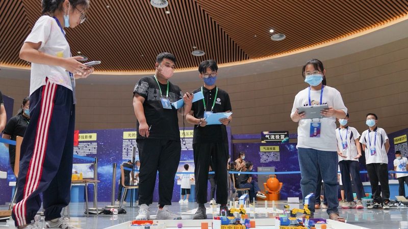 云原生架构实战教程对于初学者来说是适用的，原因如下：